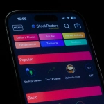 Мобильные приложения для инвестиций на экране смартфона с графиками